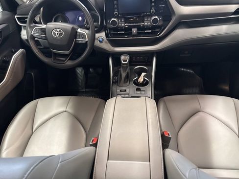 Used 2022 Toyota Highlander XLE image 19