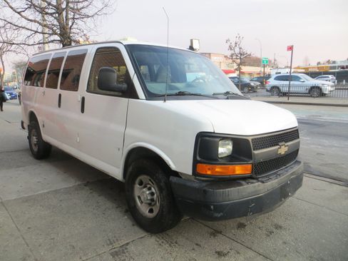 Used 2016 Chevrolet Express 2500 LS image 3