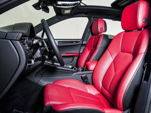 Certified 2025 Porsche Macan image 5