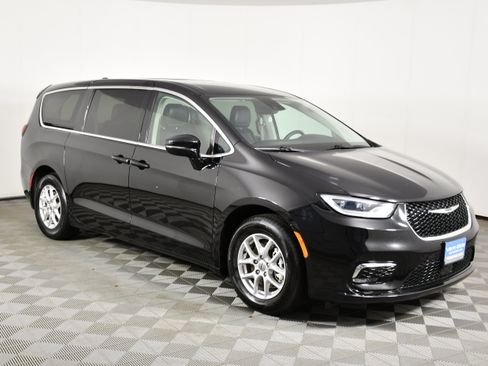 Used 2024 Chrysler Pacifica Touring-L FWD image 4