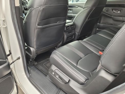 Used 2024 Honda Pilot Touring image 13