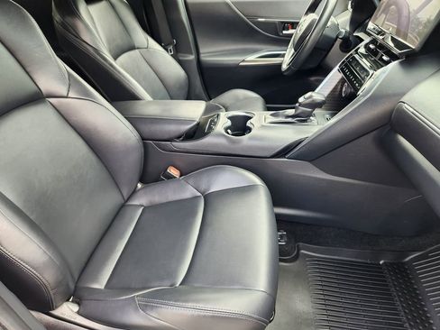 Used 2023 Toyota Venza XLE AWD/4WD image 12
