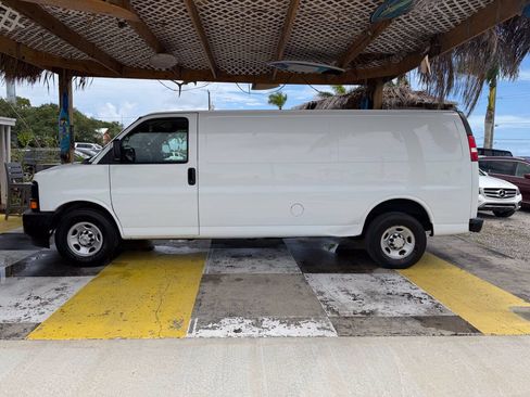 Used 2017 Chevrolet Express 2500 Extended RWD image 8