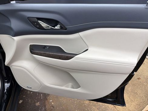 Used 2023 GMC Acadia Denali w/ Black Diamond Edition image 27