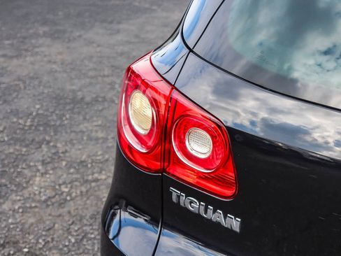 Used 2011 Volkswagen Tiguan SE image 8