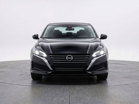 Used 2025 Nissan Altima 2.5 SV image 2