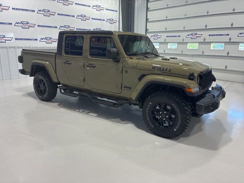 Used 2025 Jeep Gladiator Sport AWD/4WD image 9