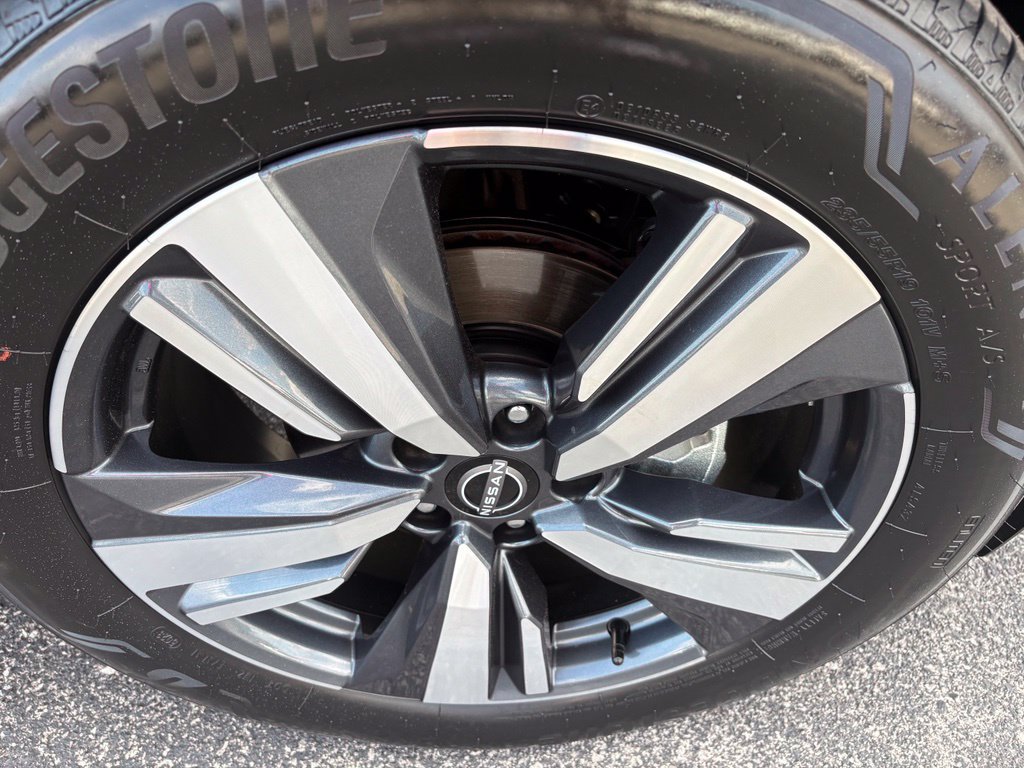 Used 2024 Nissan Rogue SL AWD/4WD image 12