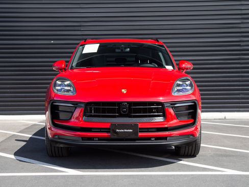 Certified 2026 Porsche Macan AWD/4WD image 6