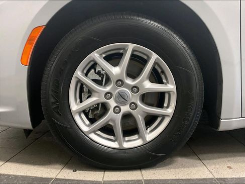 Used 2024 Chrysler Pacifica Touring-L image 7