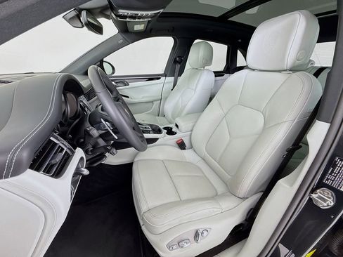 Certified 2025 Porsche Macan image 5