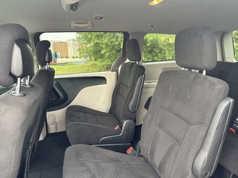 Used 2015 Dodge Grand Caravan SE w/ Quick Order Package 29E SE FWD image 12