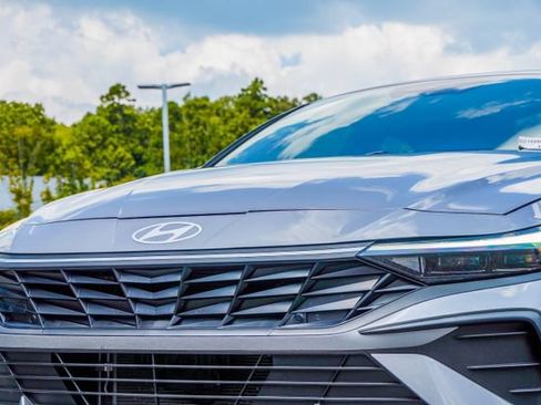 Certified 2025 Hyundai Elantra SEL FWD image 2
