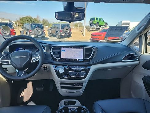 Certified 2023 Chrysler Pacifica Touring-L image 3