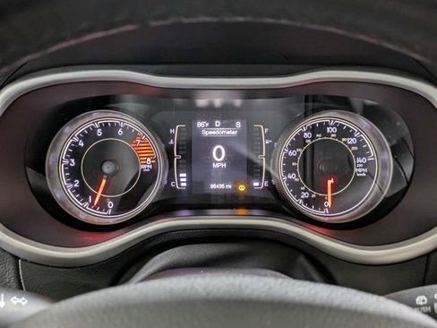 Used 2018 Jeep Cherokee Latitude Plus w/ Comfort/Convenience Group FWD image 29