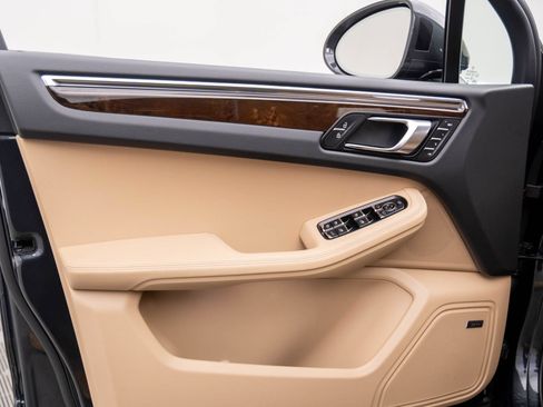 Certified 2026 Porsche Macan AWD/4WD image 15