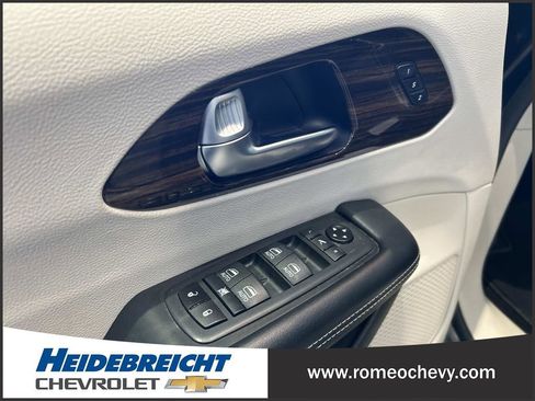 Used 2021 Chrysler Pacifica Limited w/ Uconnect Theater Family Group image 13