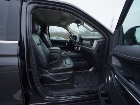 Used 2023 Ford Expedition XLT image 19