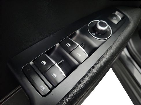 Used 2018 Alfa Romeo Stelvio AWD image 28