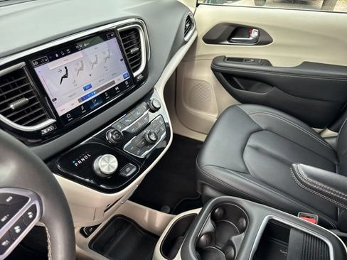Used 2024 Chrysler Pacifica Touring-L FWD image 46