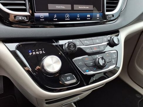 Used 2024 Chrysler Pacifica Touring-L FWD image 22