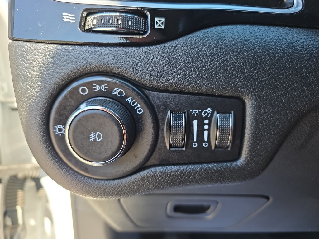 Used 2021 Jeep Cherokee Latitude Plus FWD image 39