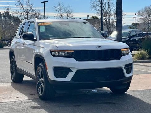 Used 2025 Jeep Grand Cherokee Altitude image 8