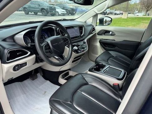 Used 2023 Chrysler Pacifica Touring-L FWD image 21