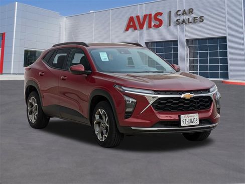 Used 2025 Chevrolet Trax LT w/ LT Convenience Package image 3