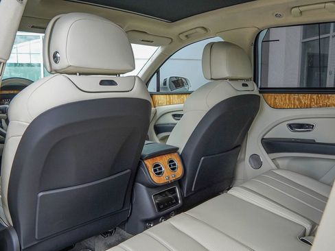 Used 2023 Bentley Bentayga AWD/4WD image 40