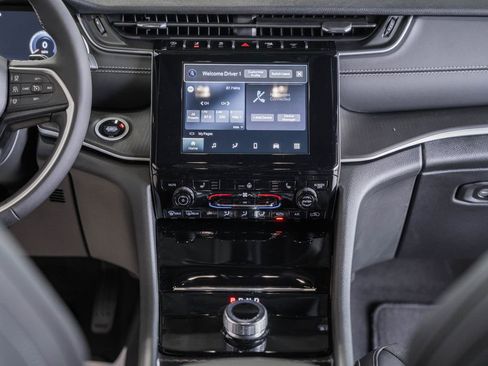 New 2025 Jeep Grand Cherokee Altitude image 20