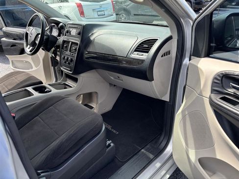 Used 2012 Dodge Grand Caravan SXT w/ UConnect Hands-Free Group FWD image 10