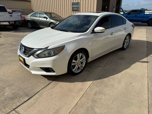Used 2017 Nissan Altima 3.5 SL FWD image 1