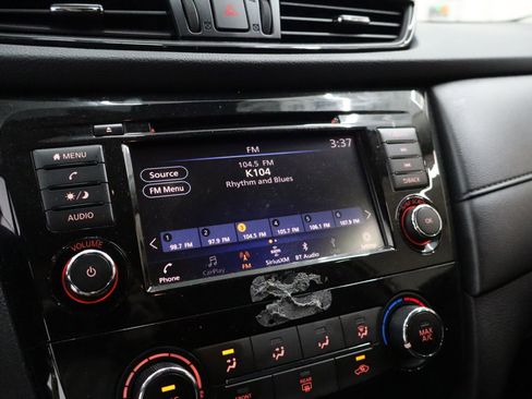 Used 2020 Nissan Rogue S image 19