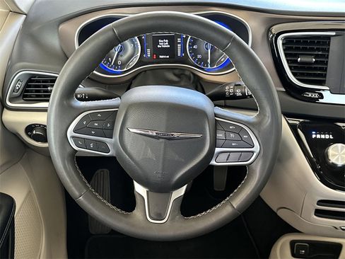 Used 2022 Chrysler Voyager LX image 17