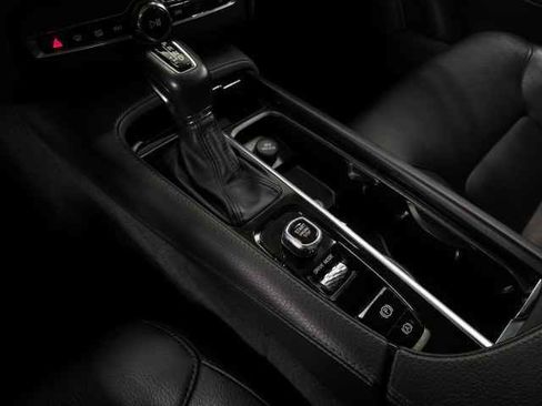 Used 2020 Volvo XC90 T6 Momentum w/ Protection Package Premier image 29