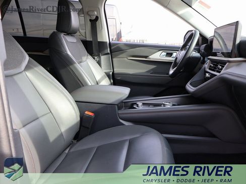 Used 2025 Ford Explorer Active w/ Active Comfort Package image 9