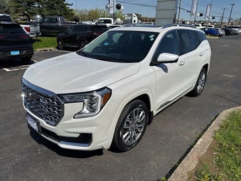 Used 2023 GMC Terrain Denali w/ Denali Premium Package AWD/4WD image 3