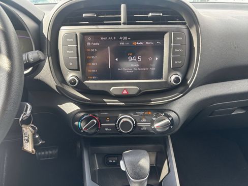 Used 2025 Kia Soul LX w/ LX Technology Package FWD image 17
