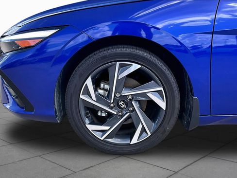 Certified 2025 Hyundai Elantra Limited FWD image 10