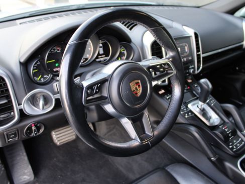 Used 2017 Porsche Cayenne S image 4