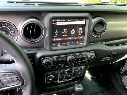 Used 2023 Jeep Gladiator Sport AWD/4WD image 5
