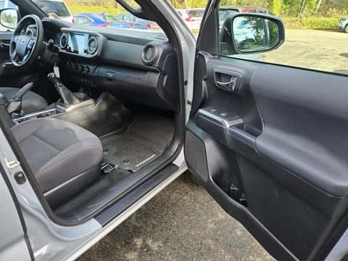 Used 2019 Toyota Tacoma TRD Off-Road w/ Technology Package image 12