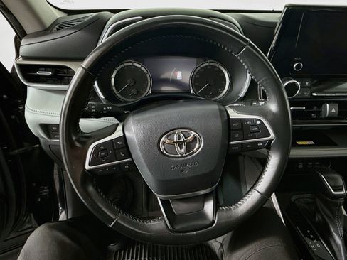 Used 2023 Toyota Highlander XLE AWD/4WD image 12