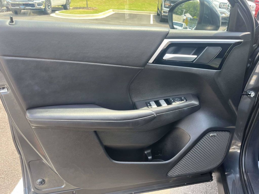 Used 2025 Mitsubishi Outlander SE AWD/4WD image 13