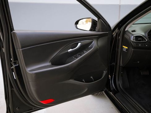 Used 2018 Hyundai Elantra GT FWD image 15