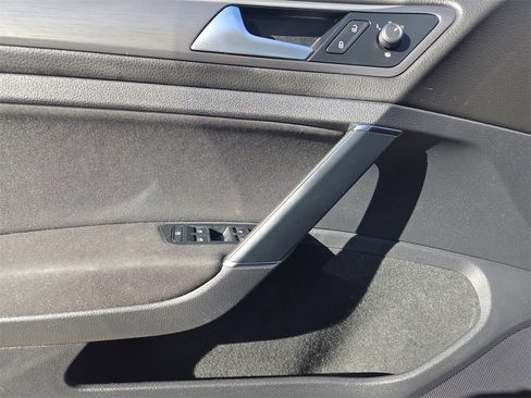 Used 2019 Volkswagen e-Golf SE w/ Driver Assistance Package image 23