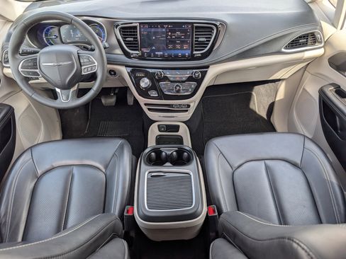 Used 2024 Chrysler Pacifica Limited FWD image 5