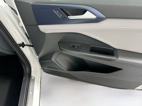 Used 2024 Volkswagen Taos SE image 29