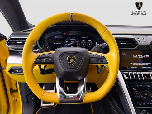 Used 2022 Lamborghini Urus AWD/4WD image 33